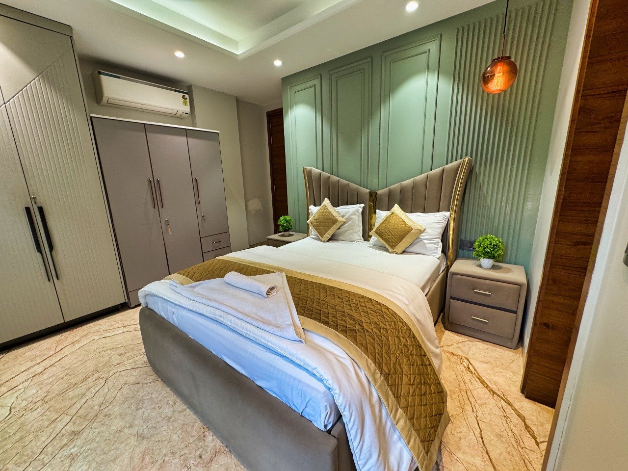 Affordable luxury service Apartment in Delhi