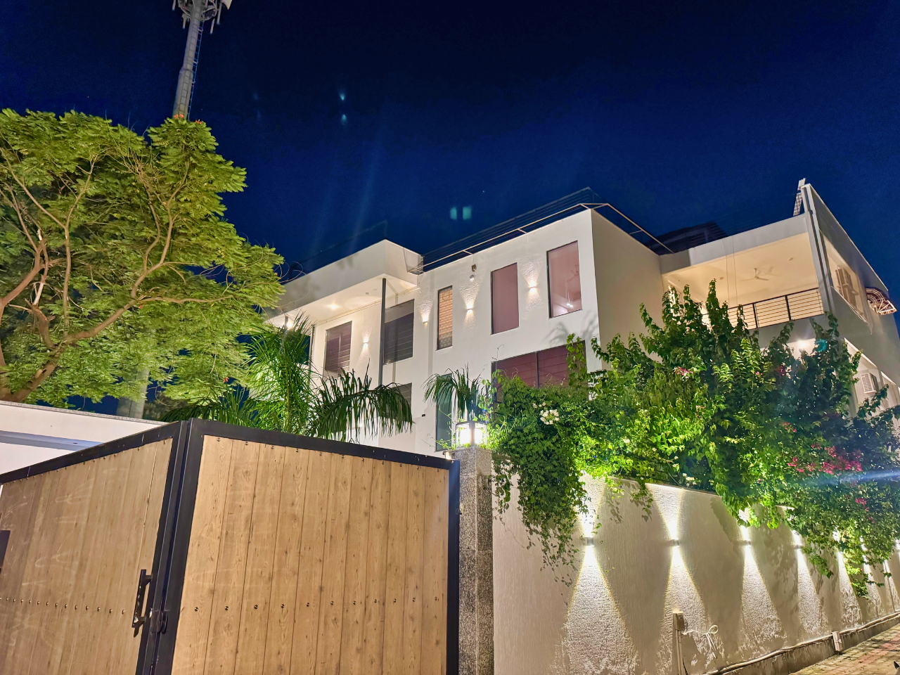 2 Stay in Defence Colony